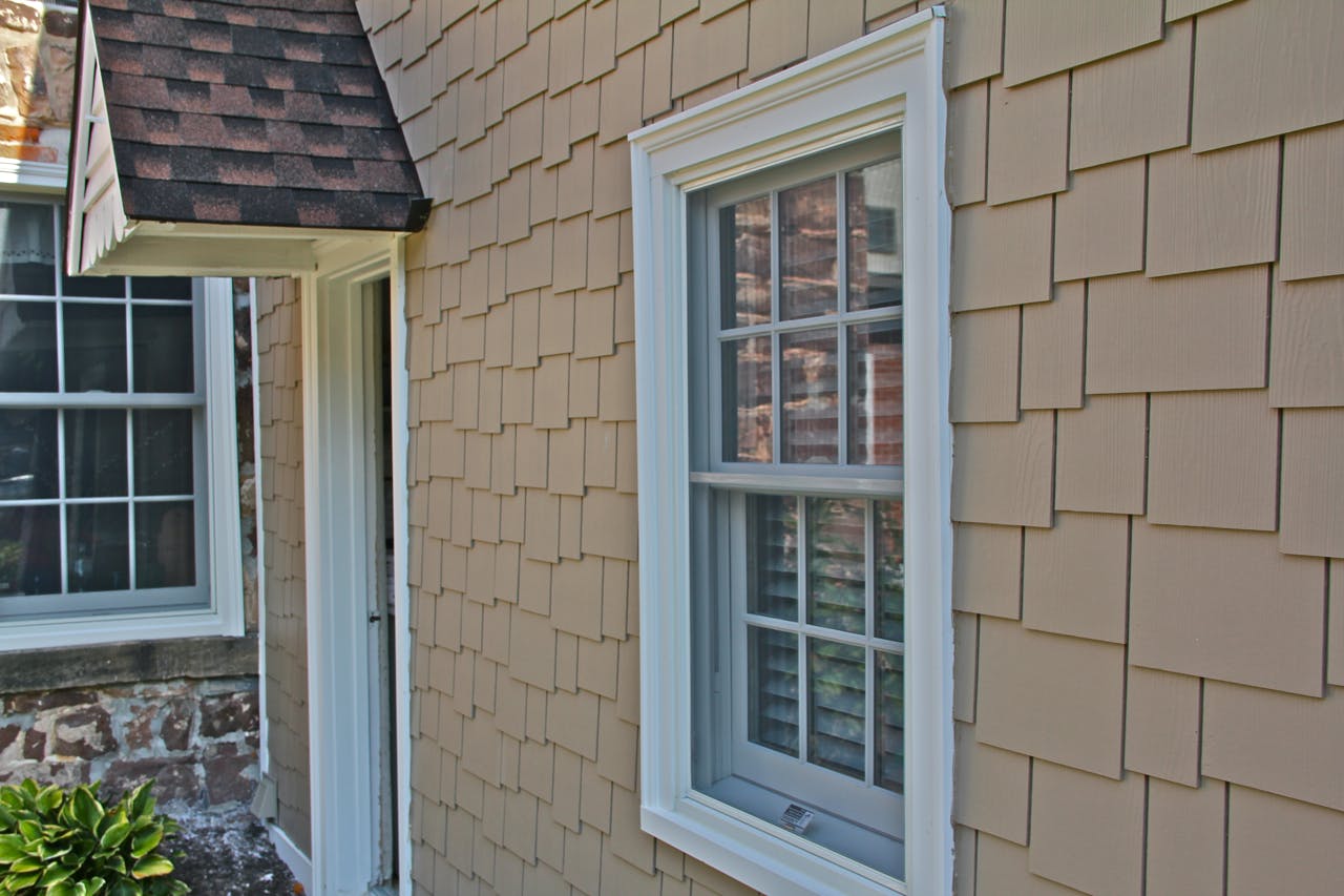 A close up detail of Hardie Staggard-Edged Shingle with Hardie Trim