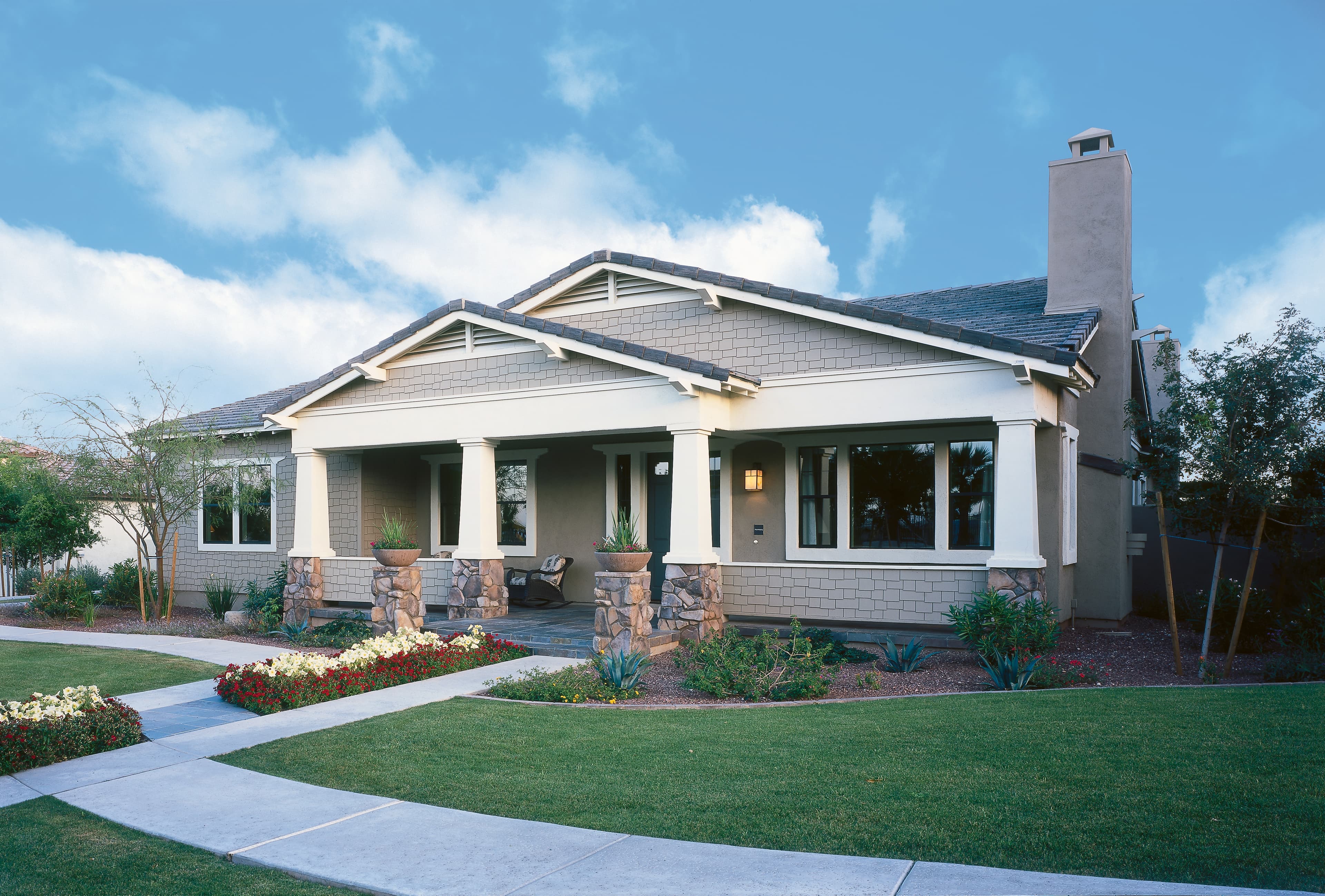 Single-story Craftsman house in Pearl Gray