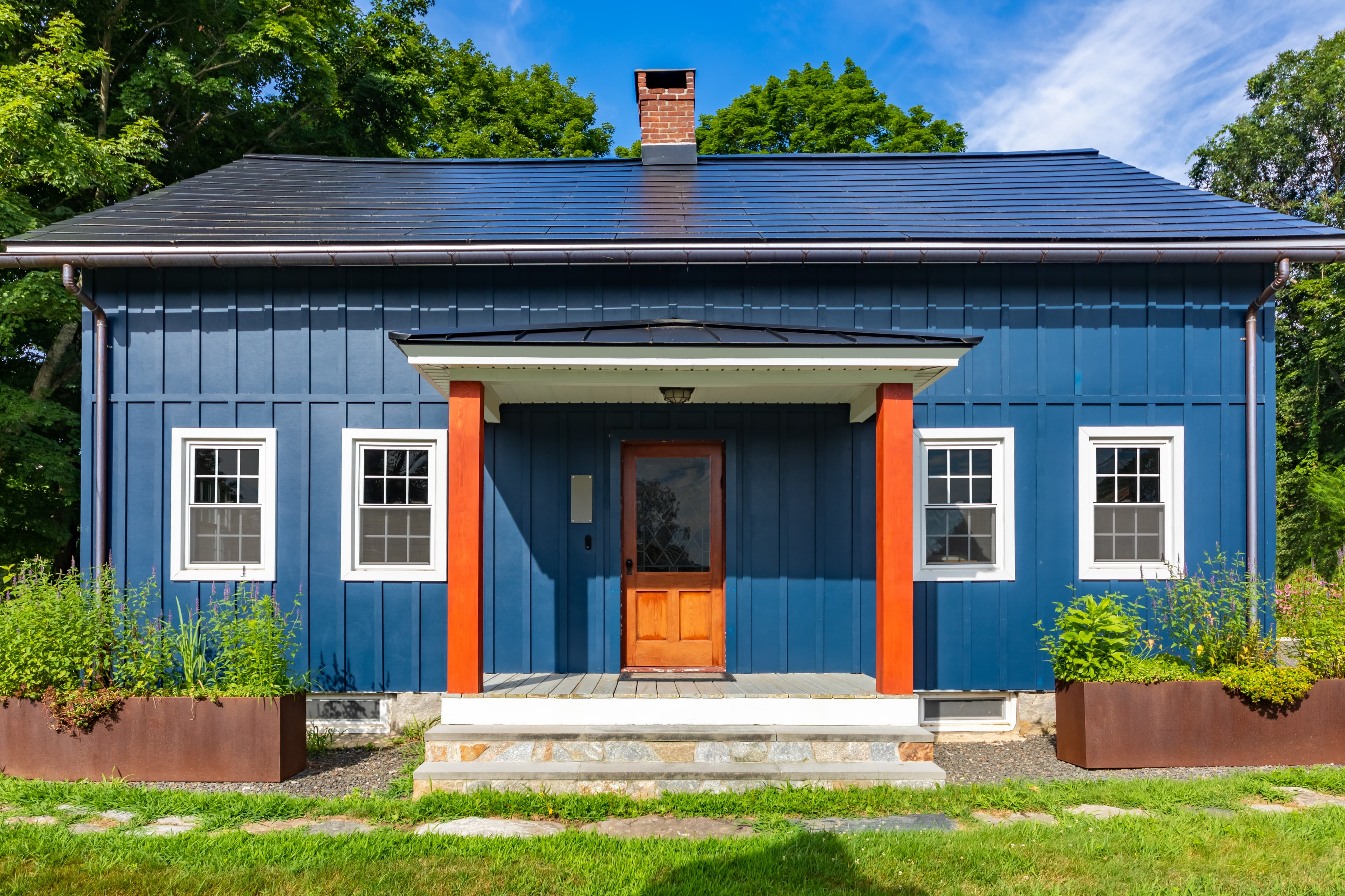 House Style Guide: Modern colonial house clad with Hardie Board and Batten trim in Blue River House Style Guide: Modern colonial house clad with Hardie Board and Batten trim in Blue River